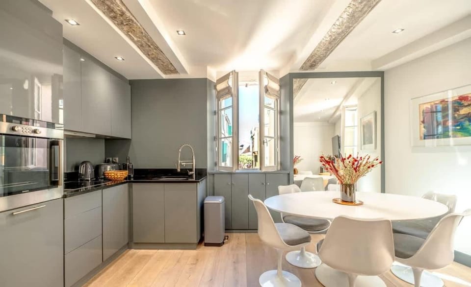 Kelly's Nest Heart of Town Shellter-Rentals Apartment in Saint-Tropez