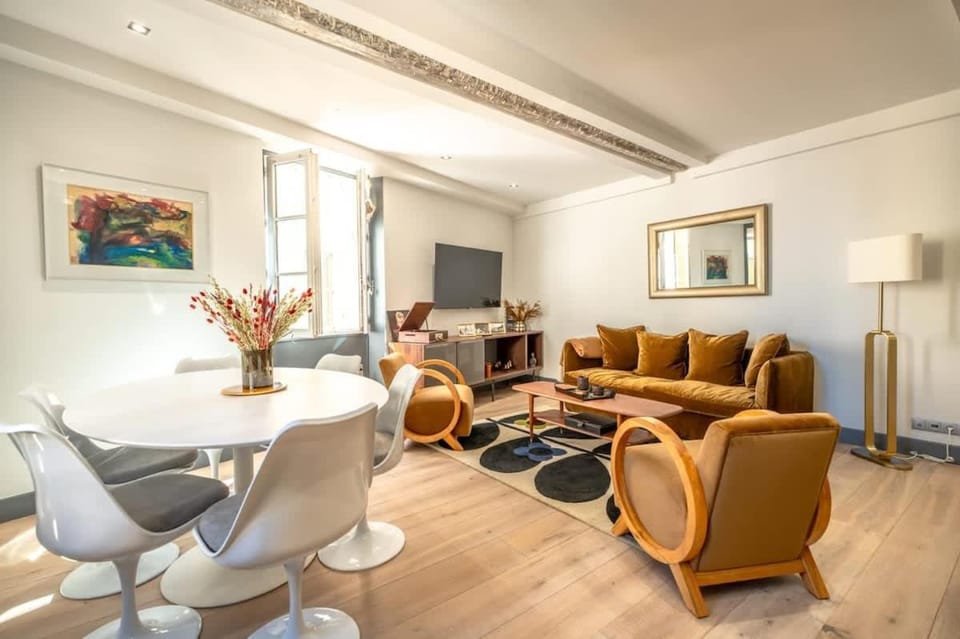 Kelly's Nest Heart of Town Shellter-Rentals Apartment in Saint-Tropez
