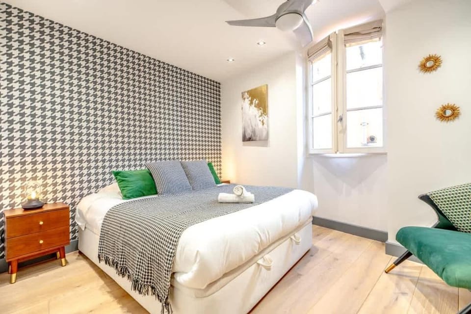 Kelly's Nest Heart of Town Shellter-Rentals Apartment in Saint-Tropez