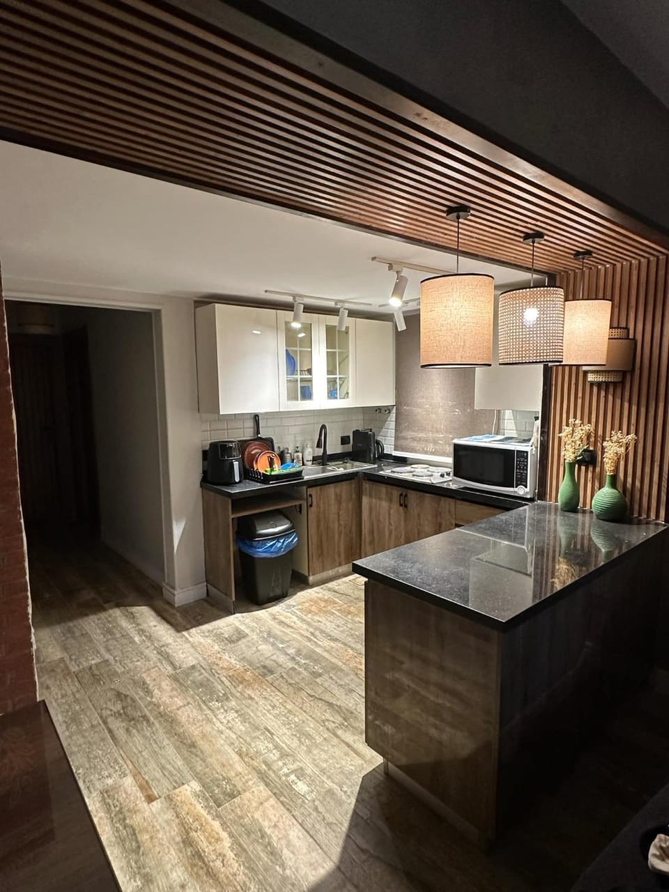 Kitchen or kitchenette, minibar