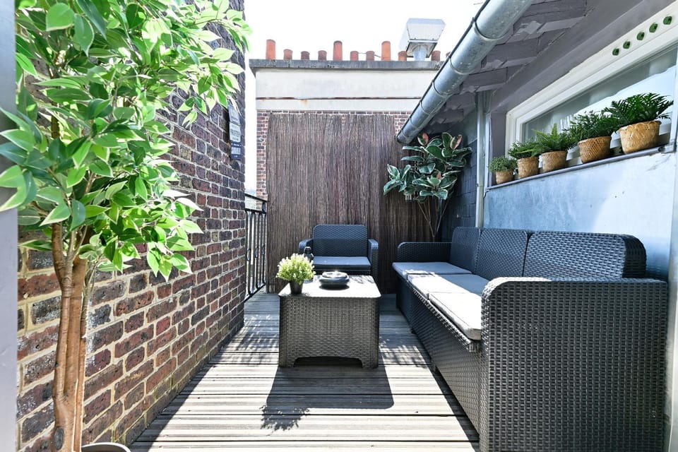 Studio Terrasse vue incroyable sur Tour Eiffel Apartment in Paris