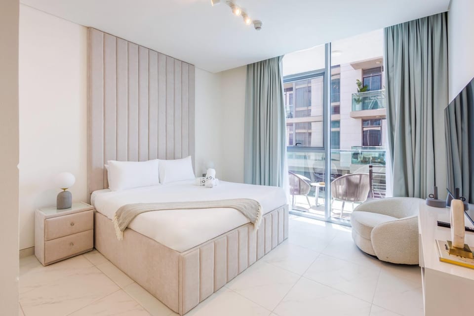 Bed, Photo of the whole room, Seating area, Bedroom