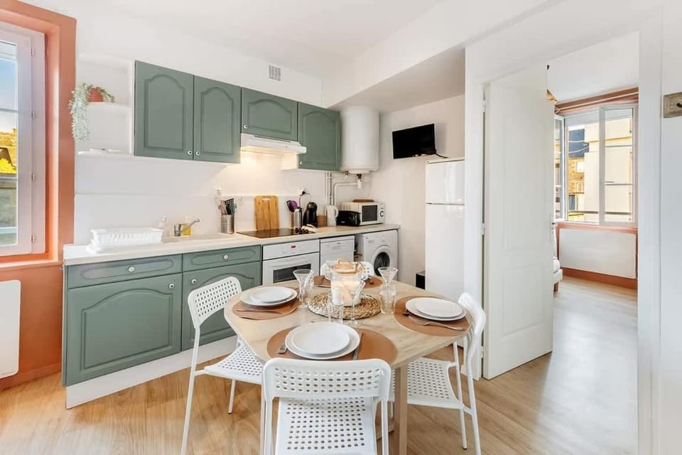 TV and multimedia, Kitchen or kitchenette, Living room, Dining area, dishwasher, oven, stove, toaster, washing machine