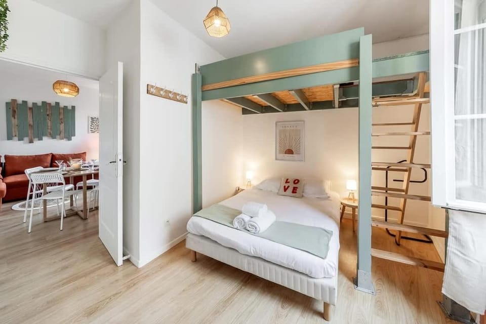 Living room, Bedroom, bunk bed, towels