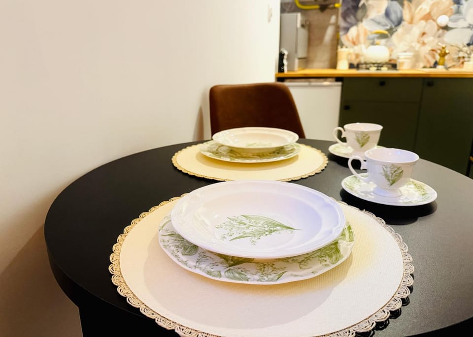 Coffee/tea facilities, Seating area, Food