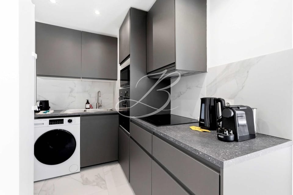 Coffee/tea facilities, Kitchen or kitchenette, dishwasher, microwave, oven, stove, toaster, washing machine