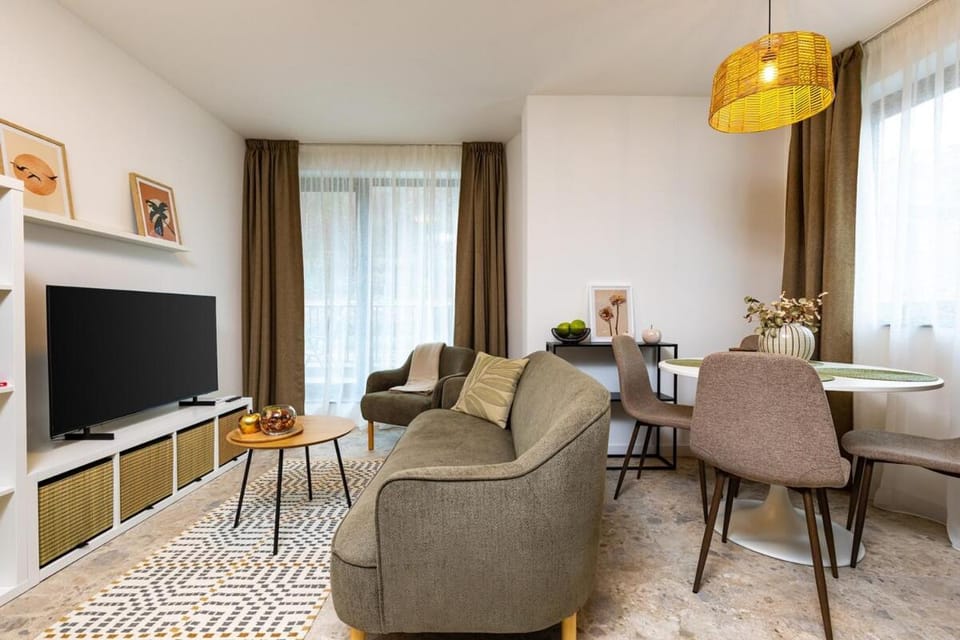 Communal lounge/ TV room, TV and multimedia, Living room, Seating area, Evening entertainment