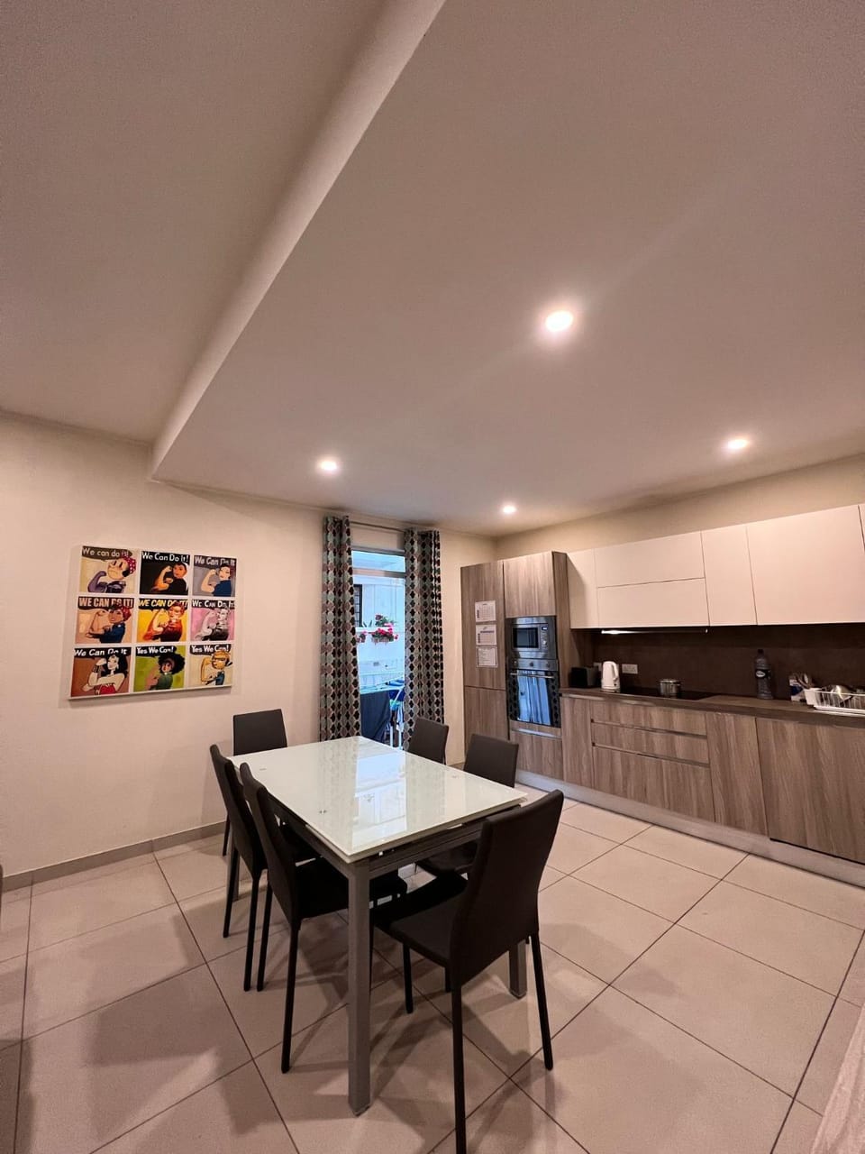 Kitchen or kitchenette, Dining area