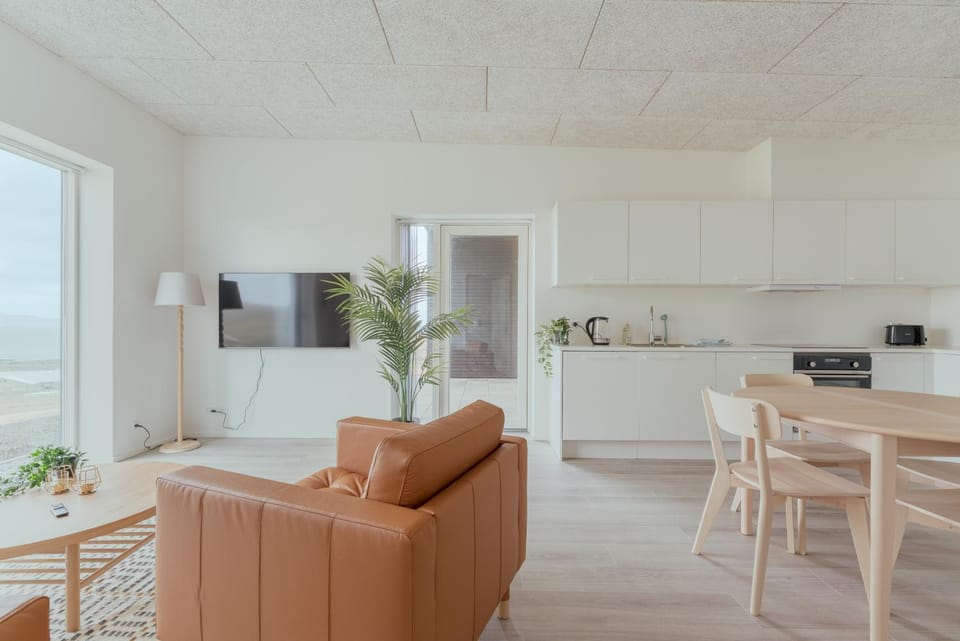 Coffee/tea facilities, Kitchen or kitchenette, Living room, Seating area, Dining area, oven, stove, toaster