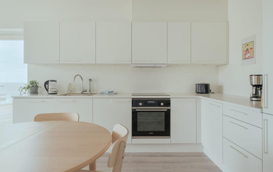 Coffee/tea facilities, Kitchen or kitchenette, Dining area, stove, toaster