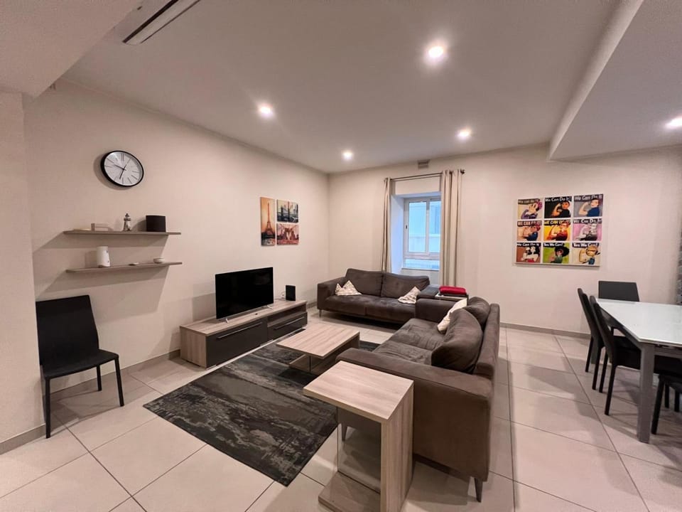 Communal lounge/ TV room, TV and multimedia, Living room, Seating area, Evening entertainment