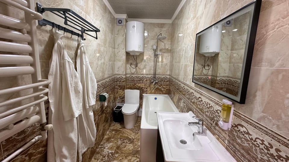 Shower, Toilet, Bathroom, Bath, towels
