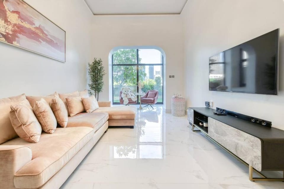 Downtown Beautiful 1bed with outdoor garden Apartment in Dubai