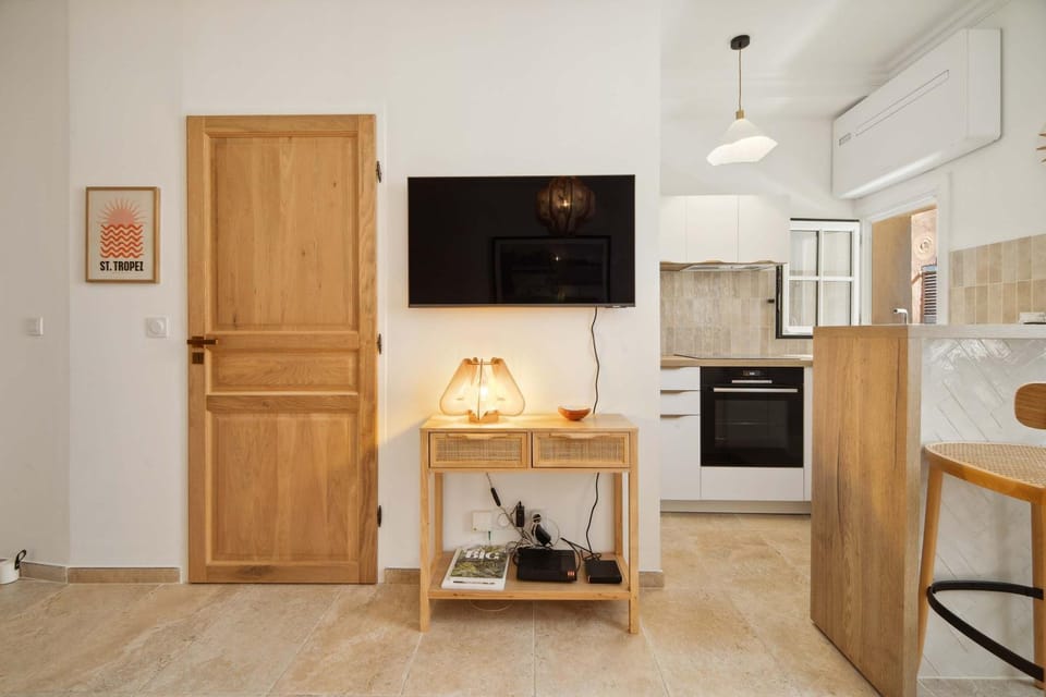 Petit Saint-Jean l Old Village l Shellter Rentals Apartment in Saint-Tropez