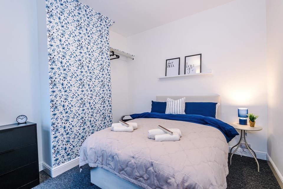 Stunning 3Bedroom Home, Game Room, Free Parking, Fully Stocked, Sleeps 8 Apartment in Salford