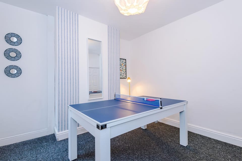 Stunning 3Bedroom Home, Game Room, Free Parking, Fully Stocked, Sleeps 8 Apartment in Salford