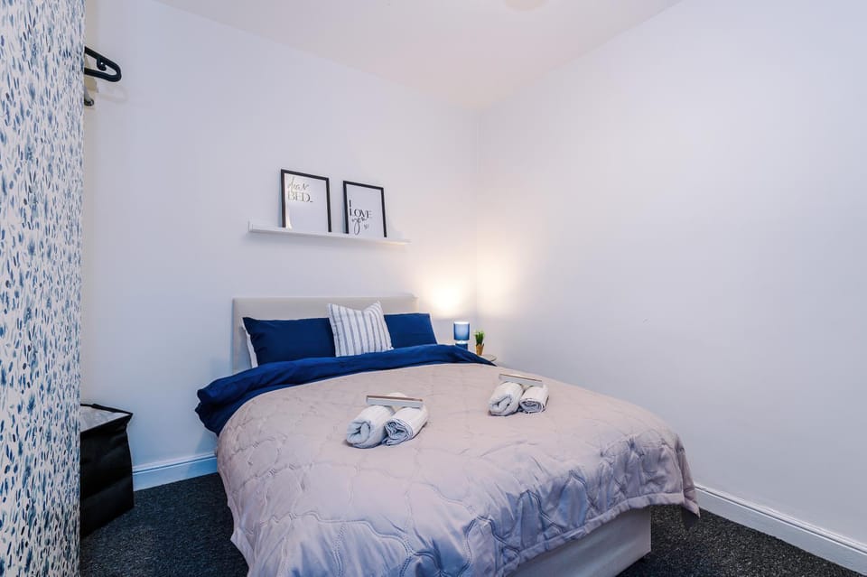 Stunning 3Bedroom Home, Game Room, Free Parking, Fully Stocked, Sleeps 8 Apartment in Salford