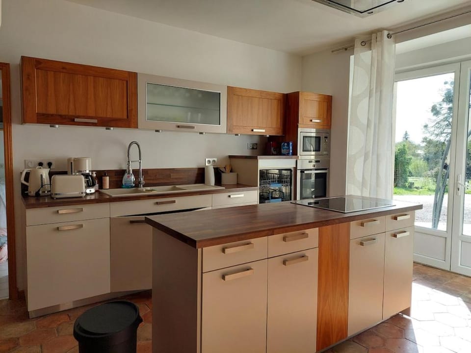 Coffee/tea facilities, dishwasher, oven, stove, toaster