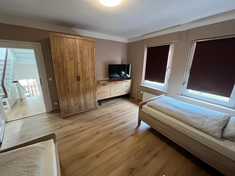 Bed, TV and multimedia, Bedroom, wardrobe