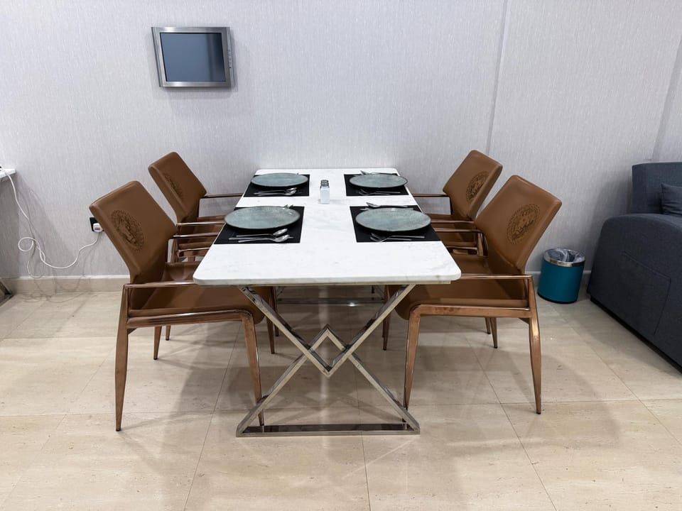 TV and multimedia, Living room, Seating area, Dining area