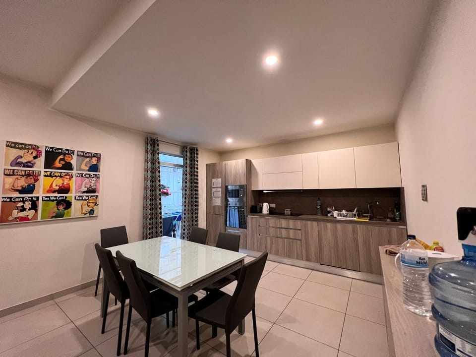 Kitchen or kitchenette, Dining area, oven