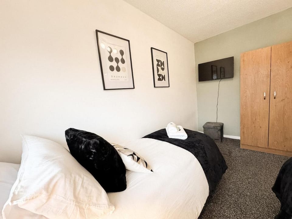 Cozy 2 Bed - Free Parking, Great Location by Vista Stays Short Lets Manchester House in Salford