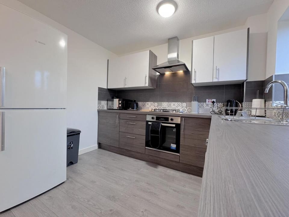 Cozy 2 Bed - Free Parking, Great Location by Vista Stays Short Lets Manchester House in Salford