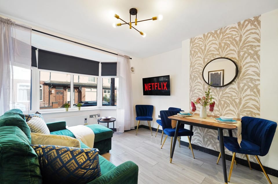 TV and multimedia, Living room, Seating area, Dining area