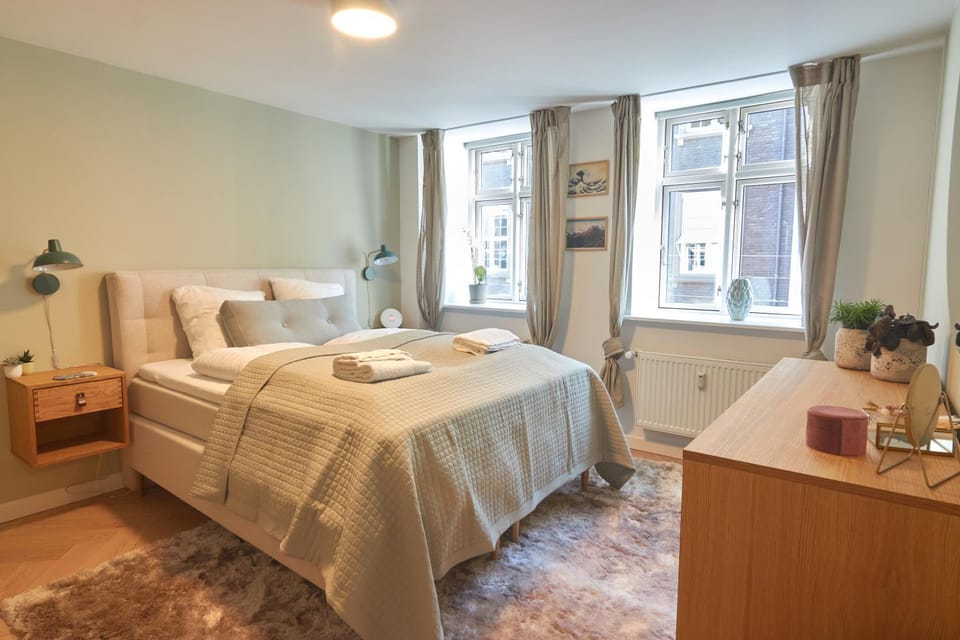 Bed, Photo of the whole room, Bedroom, towels