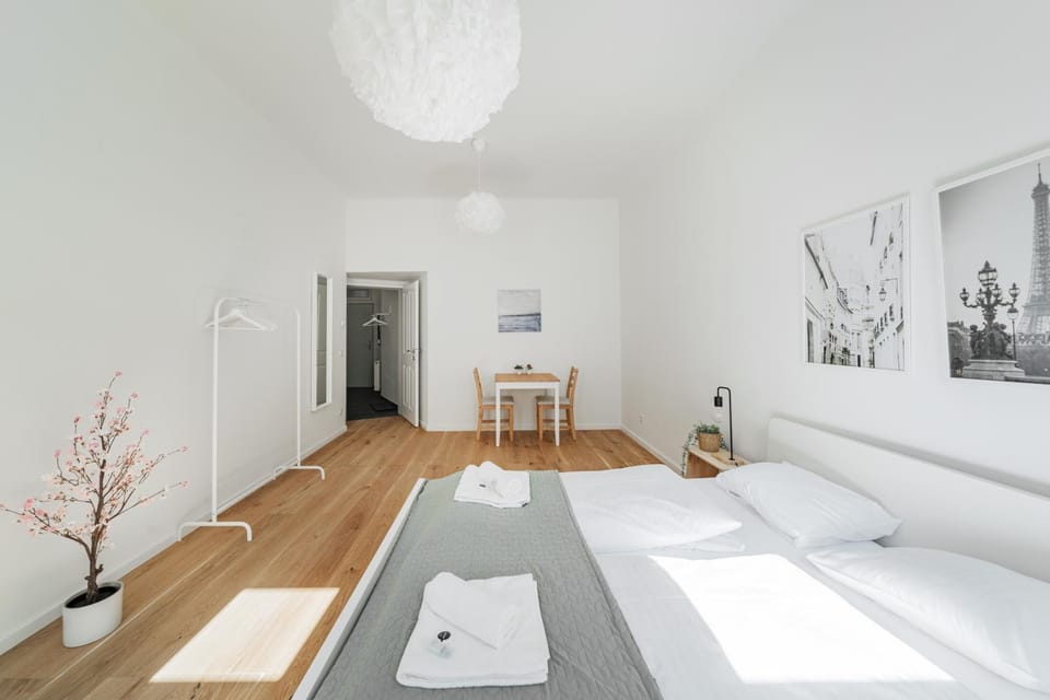 Bed, Bedroom, towels