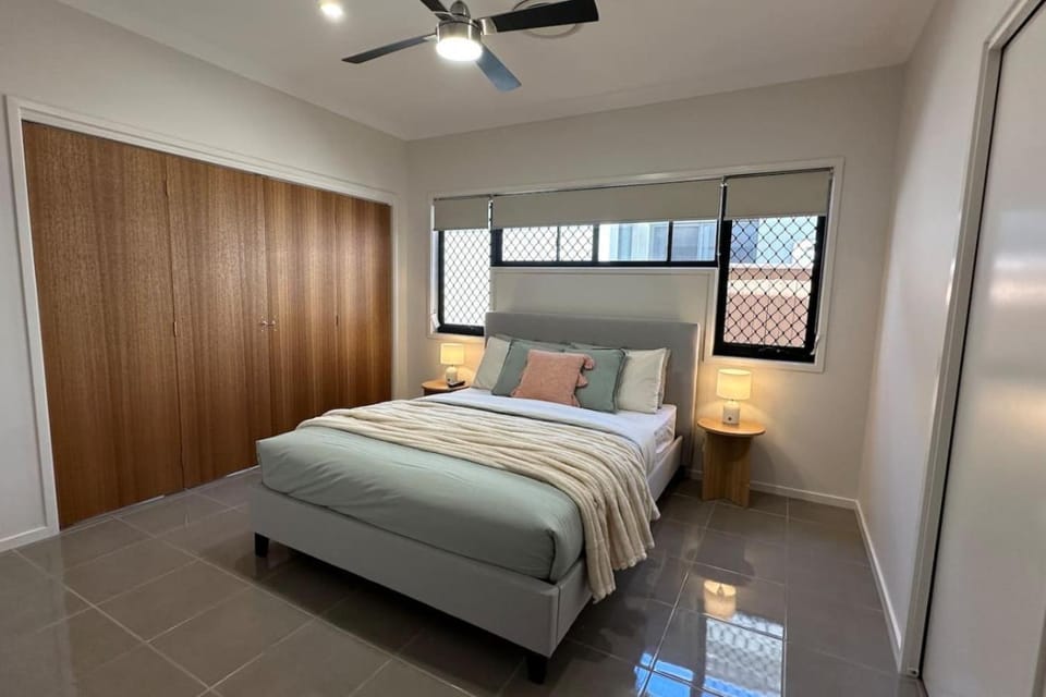 Bed, Photo of the whole room, Bedroom, wardrobe