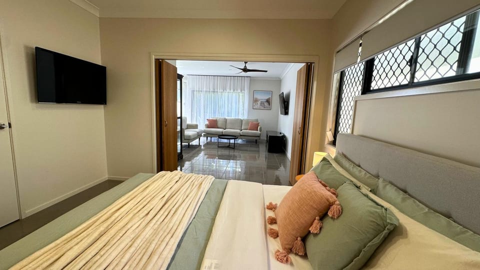 Communal lounge/ TV room, Bed, TV and multimedia, Living room, Photo of the whole room, Seating area, Evening entertainment, Bedroom