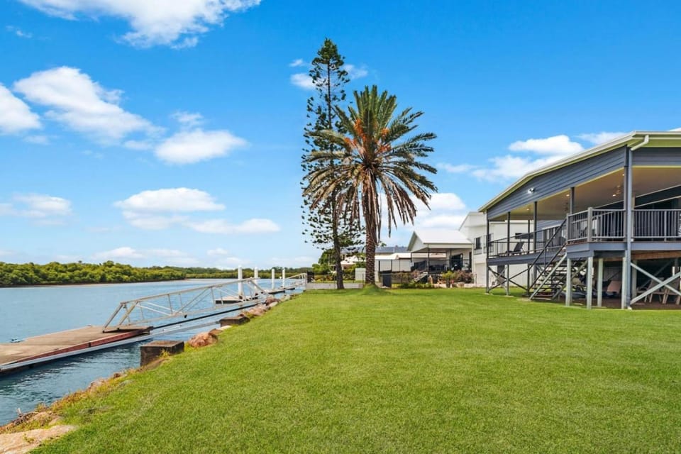 Property building, Spring, Day, Natural landscape, Garden, View (from property/room), Balcony/Terrace, Garden view, Lake view, River view, Sea view