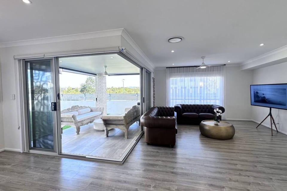 Natural landscape, TV and multimedia, Living room, Seating area