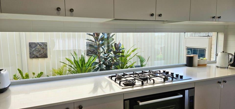 Coffee/tea facilities, Kitchen or kitchenette, Garden view, dishwasher, stove, toaster