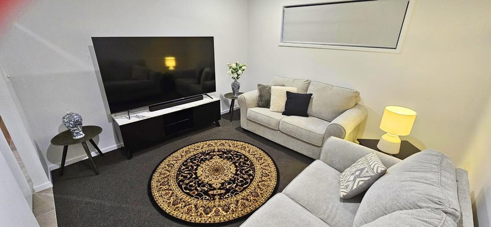Communal lounge/ TV room, TV and multimedia, Living room, Decorative detail, Seating area, Evening entertainment