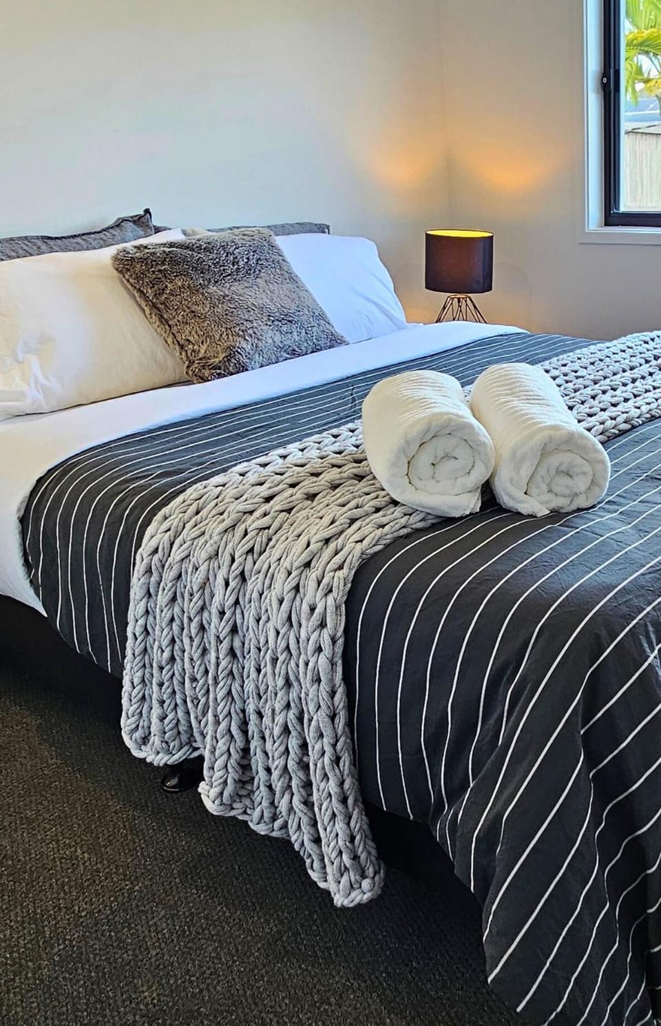 Bed, View (from property/room), Photo of the whole room, Decorative detail, Bedroom, towels