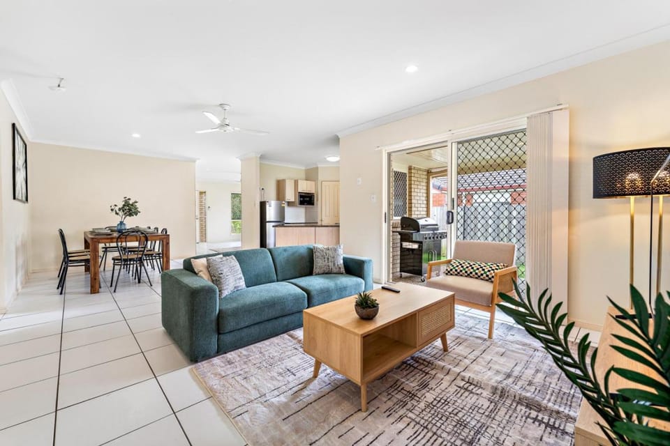 TV and multimedia, Kitchen or kitchenette, Living room, Seating area, Dining area, heating