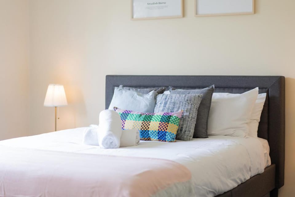 Bed, Photo of the whole room, Bedroom, towels, air conditioner