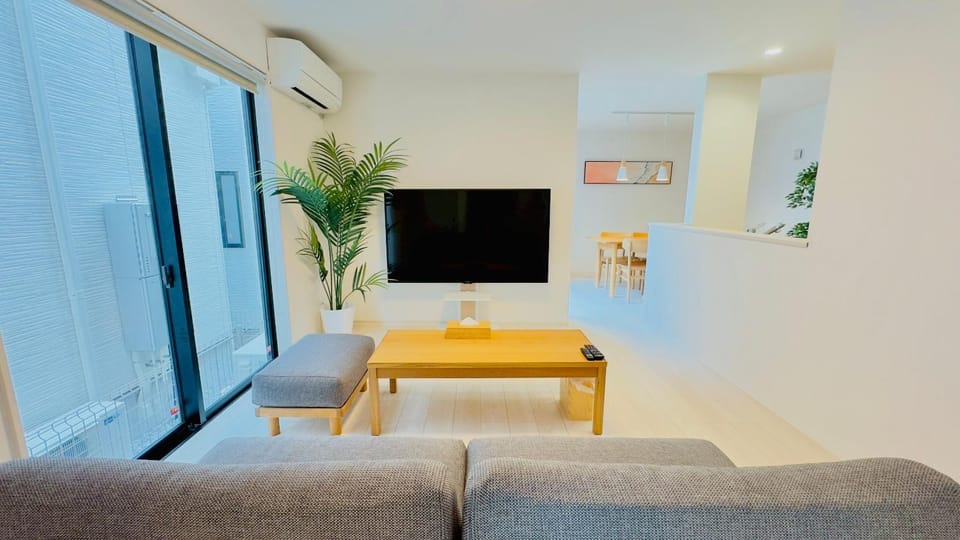 TV and multimedia, Living room, Seating area, Dining area, air conditioner