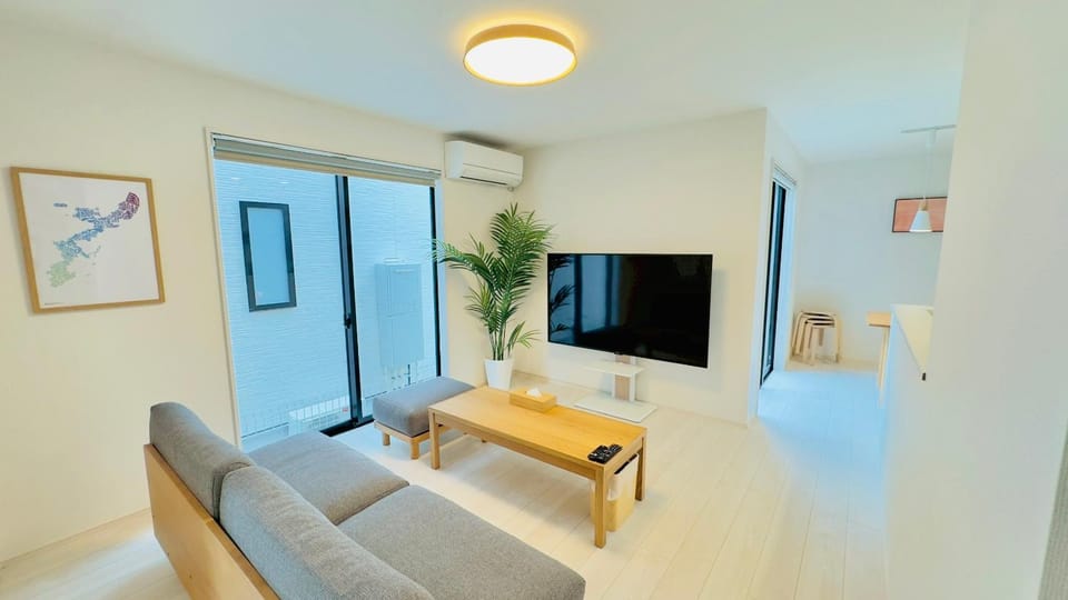 TV and multimedia, Living room, Seating area, Dining area, air conditioner