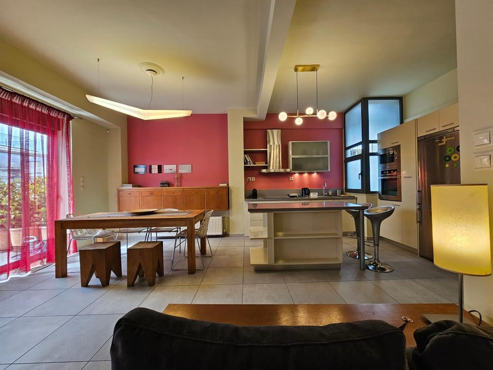 Kitchen or kitchenette, Seating area, Dining area