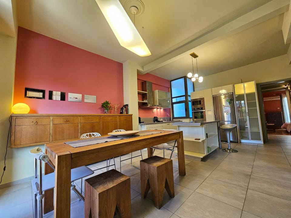 Kitchen or kitchenette, Dining area