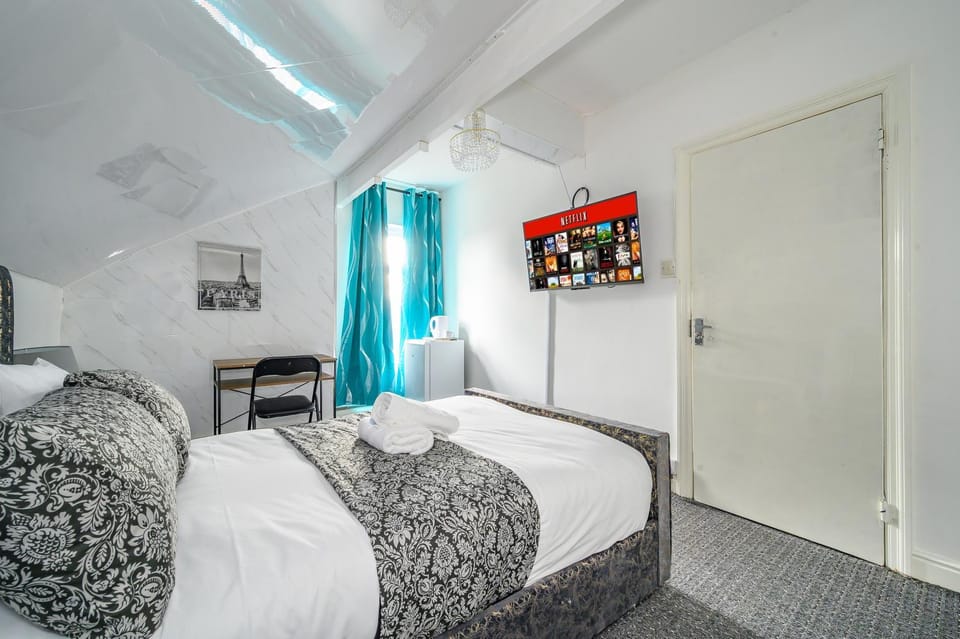 Bed, TV and multimedia, Photo of the whole room, Bedroom