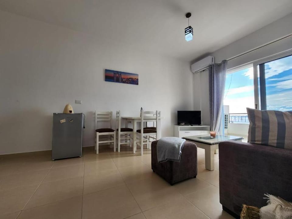 TV and multimedia, Kitchen or kitchenette, Living room, Seating area, Dining area