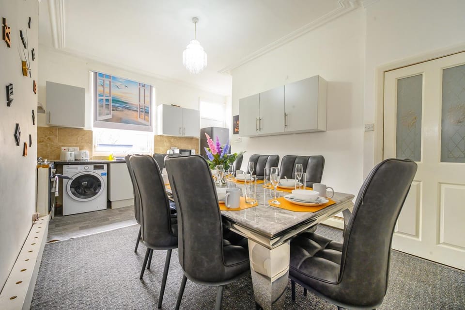 Kitchen or kitchenette, Dining area, oven, washing machine, dryer