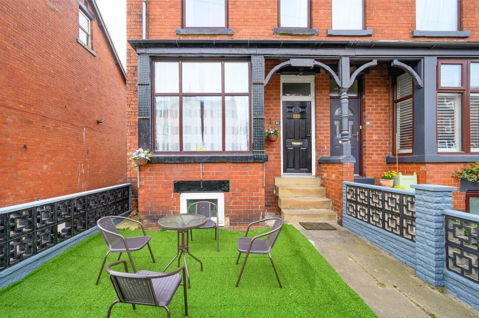 Property building, Day, Garden, Garden view