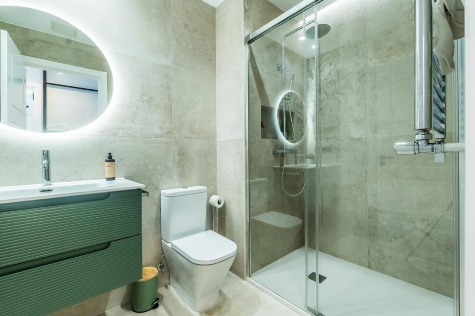 Shower, Toilet, Bathroom, towels
