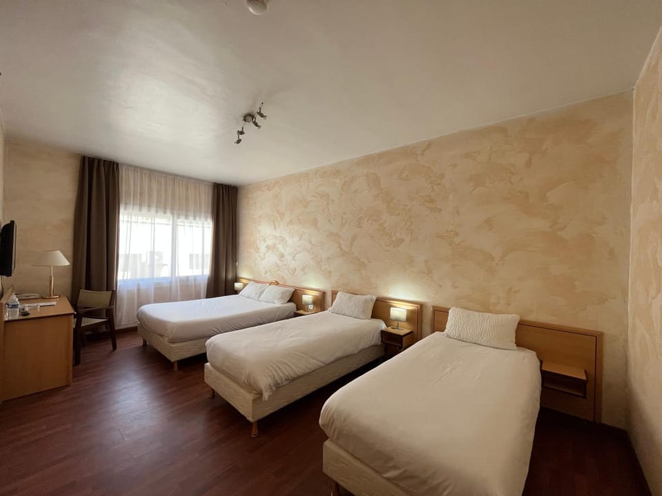 Bed, Photo of the whole room, Bedroom, City view