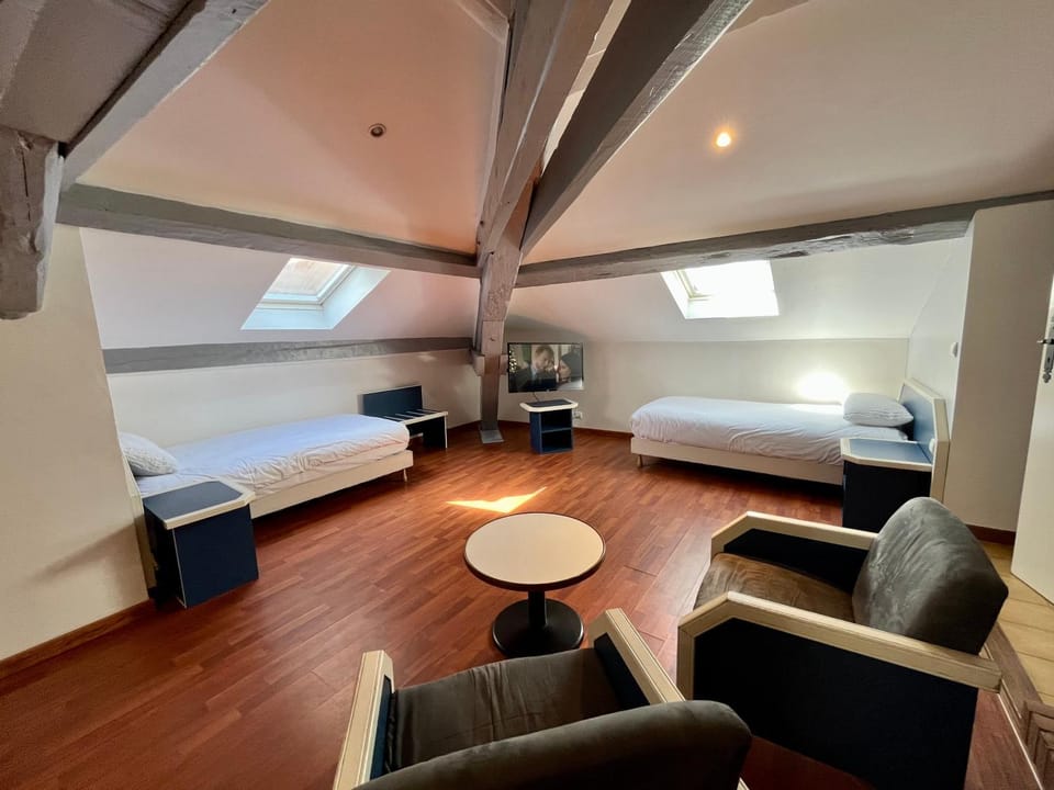 Bed, TV and multimedia, Photo of the whole room, Seating area